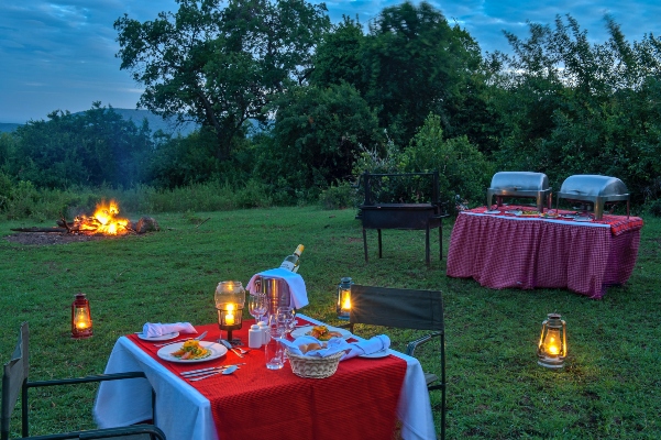 bush-dinner-masai-mara-kenya